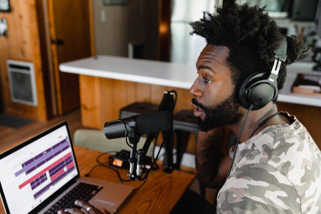 Distribution musicale en Côte d’Ivoire : le guide des artistes Artiste en studio préparant sa distribution musicale en Côte d’Ivoire