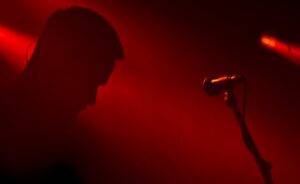 Scène de concert illustrant l’univers rap autour de Himra Bara Bara